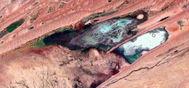 Hayalet mezarlığının şekillerini ve renklerini taklit eden Afrika çöllerinin soyut manzarası, Tür: Soyut bir fosil solucanı, soyuttan mecazlara