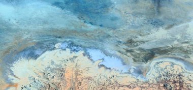 Fırtınanın şekil ve renklerini taklit eden Afrika çöllerinin soyut manzarası, Tür: Soyut bir fosil solucanı, soyuttan mecazlara