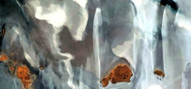 Afrika 'nın çöllerinin soyut manzarası havadan, savaşçı rüyasının şekillerini ve renklerini taklit ederek, Tür: soyut bir fosil solucanı, soyuttan mecazlara