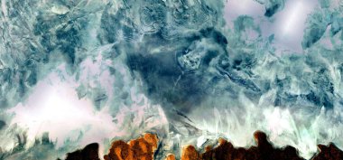 Yaklaşan fırtınanın şekil ve renklerini taklit eden Afrika çöllerinin soyut manzarası, Tür: Soyut bir fosil solucanı, soyuttan mecazlara