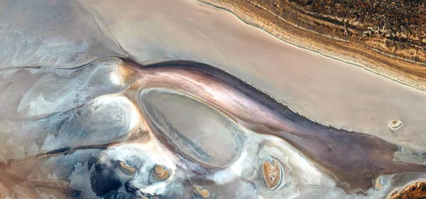 Sahildeki yumuşakçaların şekillerini ve renklerini taklit eden Afrika çöllerinin soyut manzara fotoğrafı, Tür: Soyut doğalcılık, soyut soyuttan mecazlara