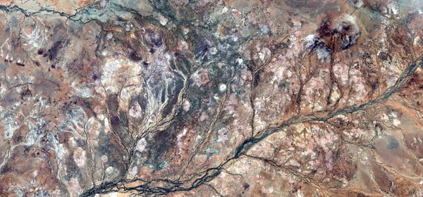 Sonbaharın şekil ve renklerini taklit eden Afrika çöllerinin soyut manzara fotoğrafı: soyut doğalcılıktan mecazî resme