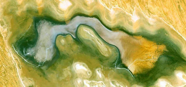 Vaha 'nın şekil ve renklerini taklit eden gökyüzünden Afrika çöllerinin soyut manzara fotoğrafı: soyut doğalcılıktan figüratif resme