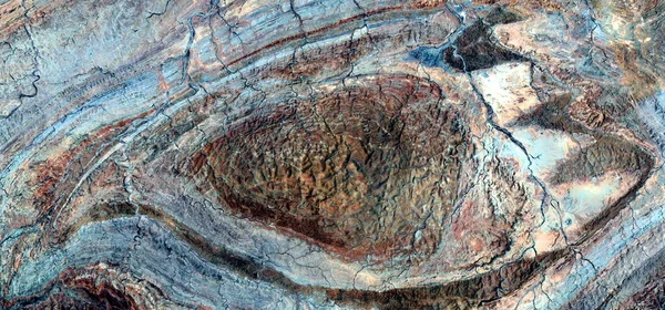 Afrika çöllerinin soyut manzara fotoğrafı havadan gelen, körü körüne şekilleri ve renkleri taklit eden, Tür: soyut doğalcılık, soyuttan mecazlara