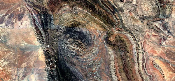 Afrika 'nın havadaki çöllerinin soyut manzara fotoğrafı ruhsal çöküntünün şekillerini ve renklerini taklit ediyor: Soyut doğalcılık, soyut doğalcılıktan figüratif yapıya