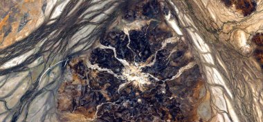 Afrika çöllerinin havadaki soyut manzara fotoğrafı diktatörün kalbinin şekillerini ve renklerini taklit ediyor: soyut doğalcılık, soyut doğalcılıktan mecazlara