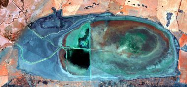 Afrika çöllerinin havadaki soyut manzara fotoğrafı suyun ne zaman öleceğine dair şekilleri ve renkleri taklit ediyor, Tür: soyut doğalcılık, soyut soyuttan mecazlara