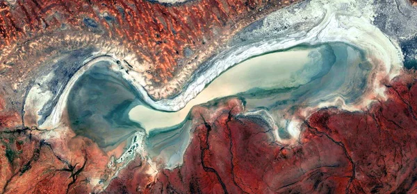 Afrika çöllerinin kuraklığın şekillerini ve renklerini taklit eden soyut manzara fotoğrafı: soyut doğalcılık, soyuttan mecazlara