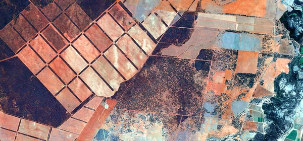 Afrika çöllerinin havadan çekilmiş soyut manzara fotoğrafı savaşın sonuçlarının şekillerini ve renklerini taklit ediyor, Tür: Soyut doğalcılık, soyut doğalcılıktan mecazlara