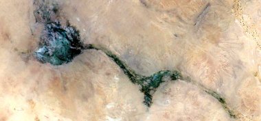 Son çiçeğin şekillerini ve renklerini taklit eden Afrika çöllerinin soyut manzara fotoğrafı: soyut doğalcılıktan mecazî resme