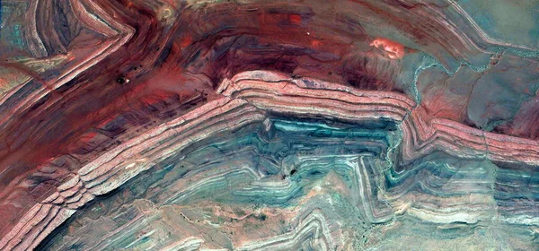 Savaştan kaçmanın şekillerini ve renklerini taklit eden Afrika çöllerinin soyut manzara fotoğrafı: soyut doğalcılık, soyut doğalcılıktan mecazî resme