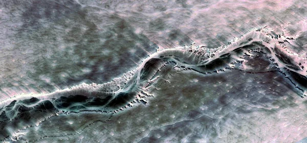 Siyah gelgitin şekillerini ve renklerini taklit eden Afrika çöllerinin soyut manzara fotoğrafı: soyut doğalcılıktan mecazlara kadar