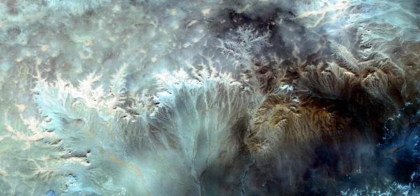 Afrika çöllerinin, deniz manzarasının şekillerini ve renklerini taklit eden soyut manzara fotoğrafı: soyut doğalcılıktan mecazî resme kadar