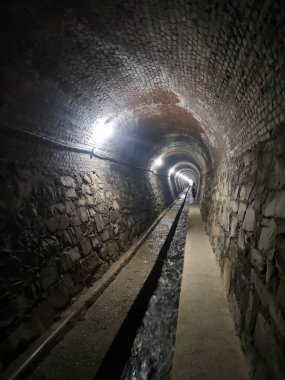 İspanya 'nın Asturias kentindeki Cudillero kasabasında bir tünel tarafından kanalize edilen nehir.,