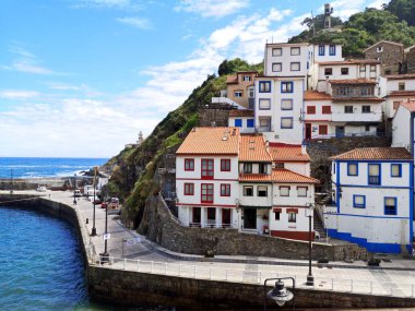 Cudillero, Asturias, İspanya 'daki balıkçı köyündeki tipik balıkçı evleri.,