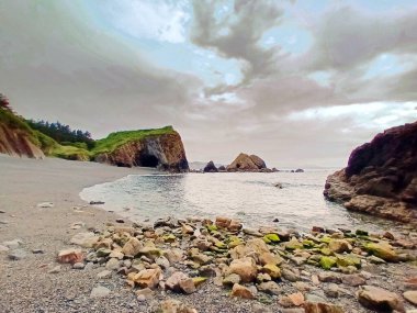 Bozo sahilinin Grotto ve manzarası, İspanya 'nın Asturias kentindeki turizm beldesi,