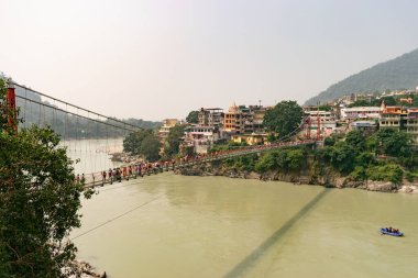 Büyük Ganga nehri Hindistan şehrinden akıyor..