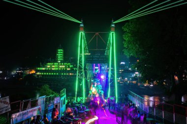 Ganga Nehri geceleri tapınakların renklerini yansıtıyor..