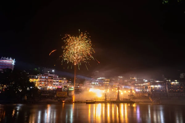 Ganga Nehri gece boyunca tapınaklardaki şenlikleri yansıtıyor..