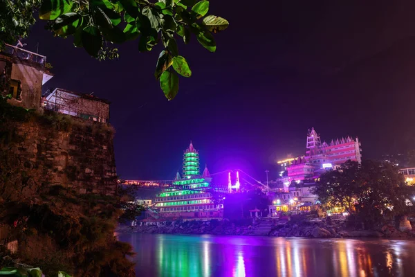 Ganga Nehri geceleri tapınakların renklerini yansıtıyor..