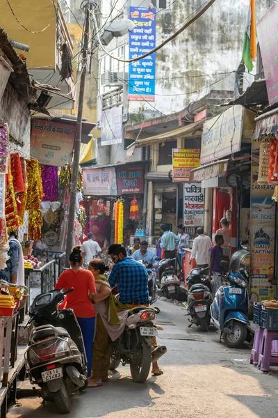 Sıradan bir günde, Hindistan 'ın Rishikesh şehrinin sokakları arasındaki esnaflar ve esnaflar