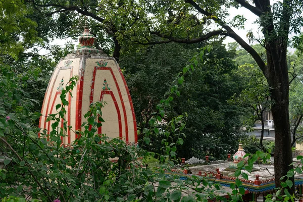 Hindoe Tempel Koepel Die Uit Bomen Het Bos — Stockfoto