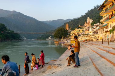 Hint halkı dini bağlılıklarını ruhani vaazlarında sergiliyor..