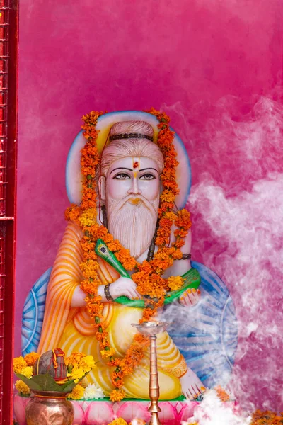 Hindu imgesi Hint dininde bir tanrının temsili olarak gösterilir.