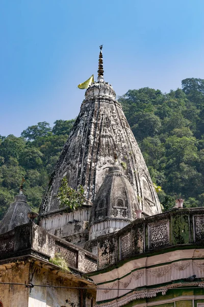 Domo Del Templo Hindú Emergiendo Los Árboles Bosque —  Fotos de Stock