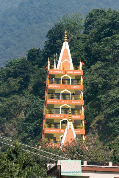 从森林里的树上冒出来的印度教庙宇圆顶 — 图库照片