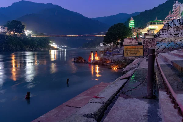 Büyük Ganga nehri Hindistan şehrinden akıyor..