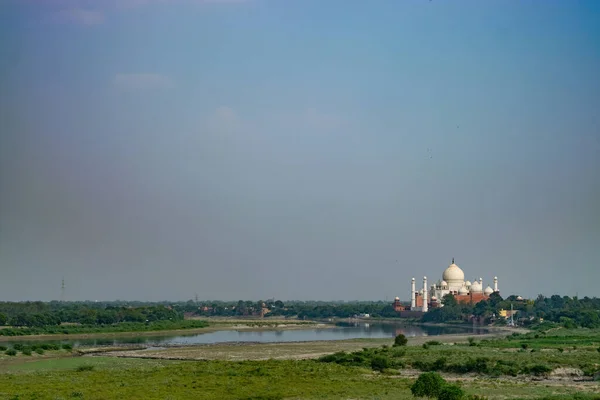 Agra şehrindeki kırmızı kaleden Taj Mahal 'in panoramik manzarası.