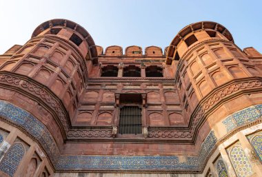 Tasarıma mermer yaklaşımıyla kalenin mimarisinin etkileyici detayları.