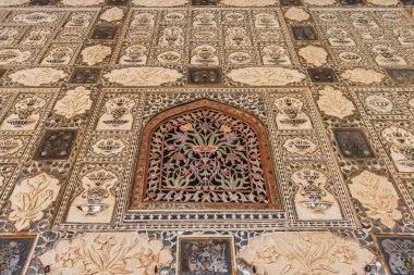 Jaipur 'daki kehribar sarayının duvarlarındaki zarif mimari çalışmaların detaylı ve yakın görüntüsü..