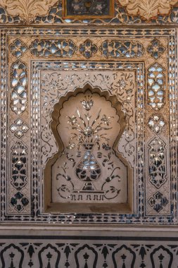 Jaipur 'daki kehribar sarayının duvarlarındaki zarif mimari çalışmaların detaylı ve yakın görüntüsü..