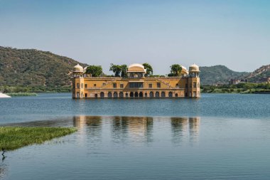 Jal Mahal 'in panoramik fotoğrafı su tarafından yansıtılıyor..
