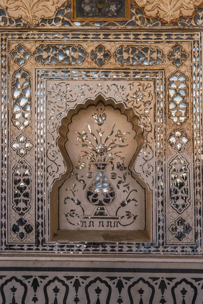 Jaipur 'daki kehribar sarayının duvarlarındaki zarif mimari çalışmaların detaylı ve yakın görüntüsü..