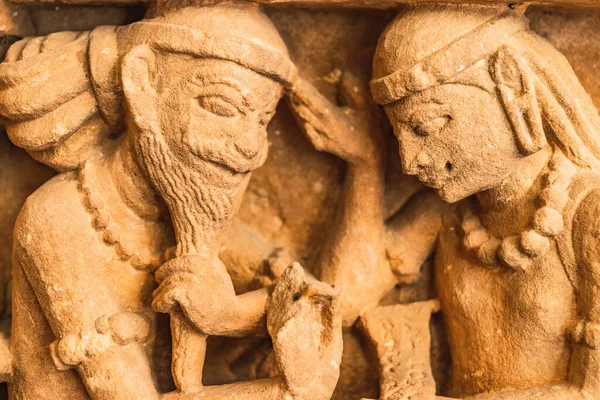 İnsan figürlü mermer heykel