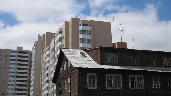 Contrast old and new buildings, Russia Siberia. — Stock Photo, Image