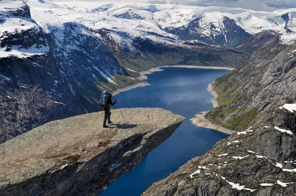 Senderista en Trolltunga, Noruega — Foto de Stock