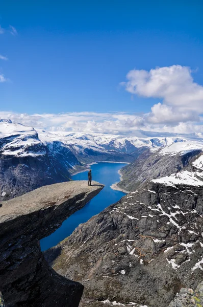 Wanderer auf Trolltunga, Norwegen — Stockfoto