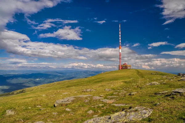 低タトラ山脈にラジオのマスト — ストック写真