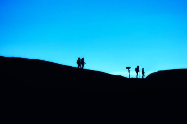 Aktif insanlar doğada özgürlüğün tadını çıkarırlar. Aile dağların tepesindeki ulusal parkta yürüyüş yapıyor..