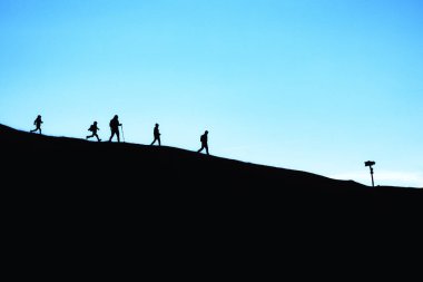 Aktif insanlar doğada özgürlüğün tadını çıkarırlar. Aile dağların tepesindeki ulusal parkta yürüyüş yapıyor..