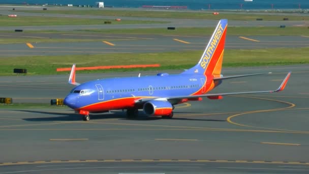 Southwest Airlines 737 taxies to gate — Stock Video