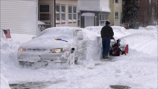 Snöslunga rensar bilar och street — Stockvideo