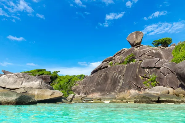 Similan öarna, Andamansjön, Thailand. Stora vackra rev och klippor — Stockfoto