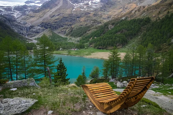 Волшебный панорамный пейзаж с озером в горах в швейцарских Альпах. В Швейцарии. Мбаппе. Альп-Грум — стоковое фото