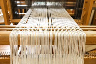 Dokuma makinesini kapatın. Elbise ya da dokuma tezgahı etiketi. Kumaş endüstrisi için dokuma makinesi. Kumaş dokuma tezgahında kumaş fabrikasındaki iplik çizgileri..