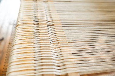 Dokuma makinesini kapatın. Elbise ya da dokuma tezgahı etiketi. Kumaş endüstrisi için dokuma makinesi. Kumaş dokuma tezgahında kumaş fabrikasındaki iplik çizgileri..